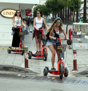 AVRUPA"DA YAYGIN OLAN ULKEMIZDE AKDENIZ DEKI TURISITLIK BOLGELERDE SON YILLARDA YAYGINLASAN ELEKTIRIKLI SCOOTER MODASI  IZMIR"DE HIZLA YAYILIYOR.(FOTO: MUSTAFA OGUZ / IZMIR DHA)